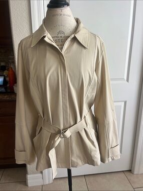 EUC Nike Golf tan w/white stripe zip up dry fit jacket size small